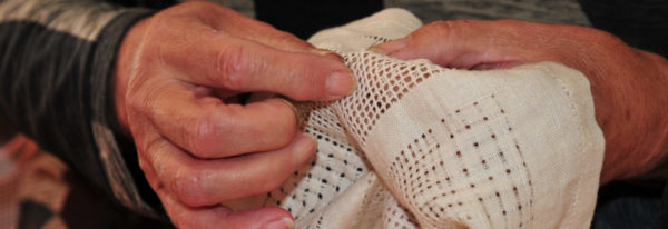 mains d'ajoureuse au travail