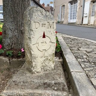 borne du chemin de St Martin, sur la place